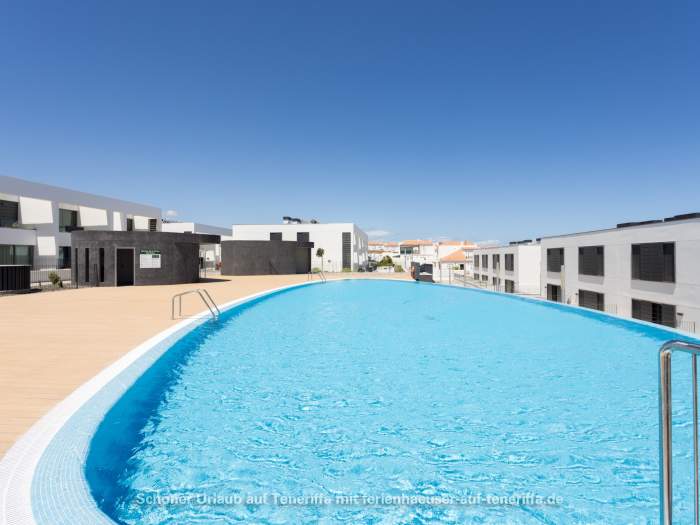 Moderne und komfortable Ferienwohnung mit Pool und Terrasse in Abades