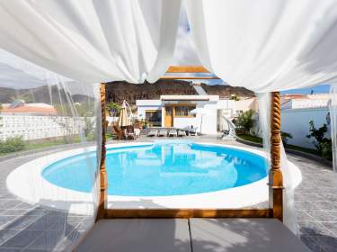 Bungalow mit Pool und Balibett Bungalow mit Pool und Balibett